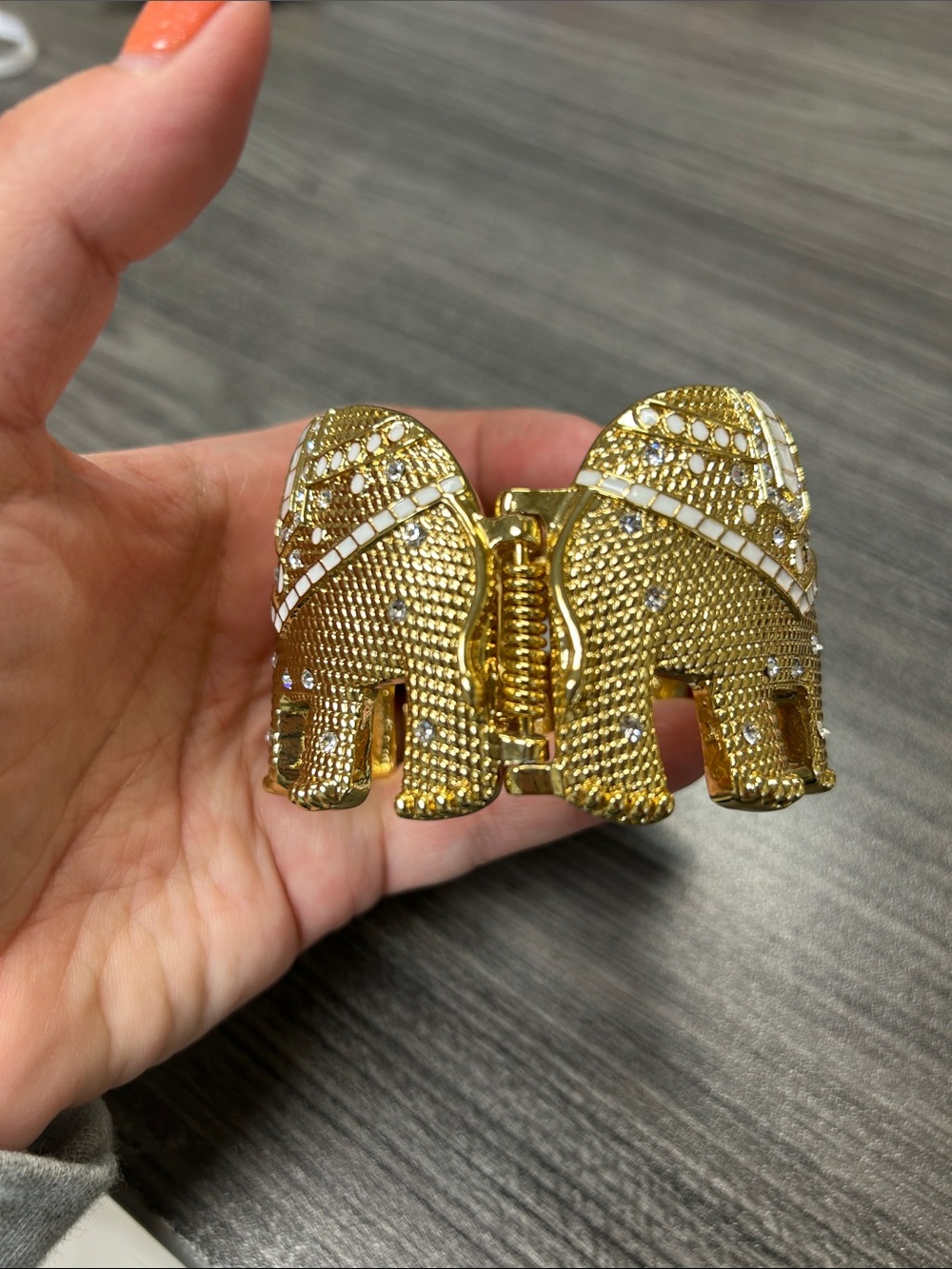 Lilly Pulitzer golden elephant hinged bracelet - Picture 5 of 9